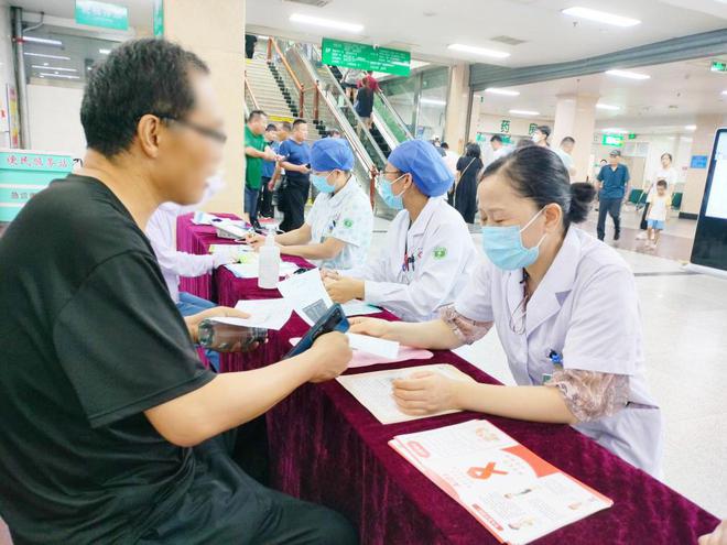 九游娱乐文化：滕州市中心人民医院举办世界肝炎日义诊宣传活动(图3)