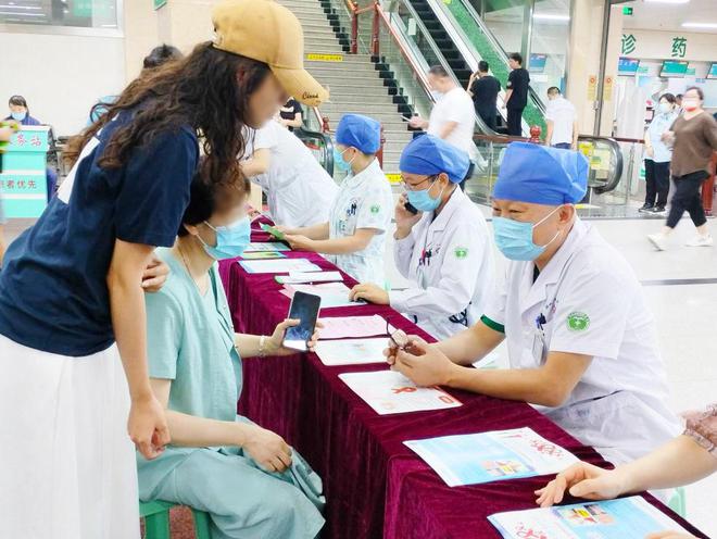 九游娱乐文化：滕州市中心人民医院举办世界肝炎日义诊宣传活动(图2)