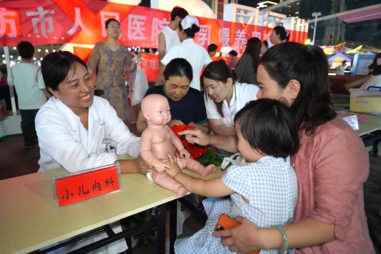 潍坊市人民医院开展母乳喂养周宣传从产前到新生儿科专家都来了(图2)