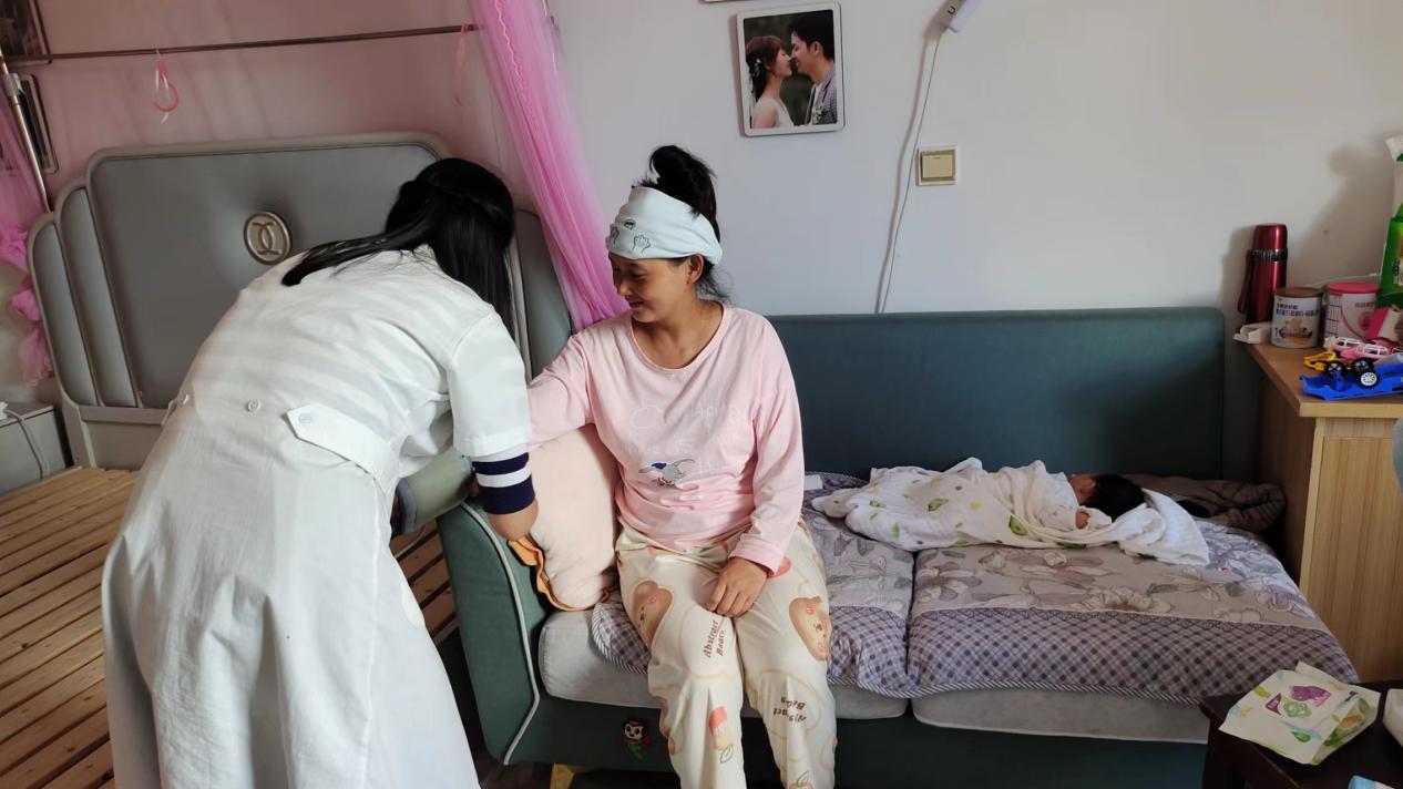 东至县官港镇：“零距离”产后访视呵护母婴健康(图1)