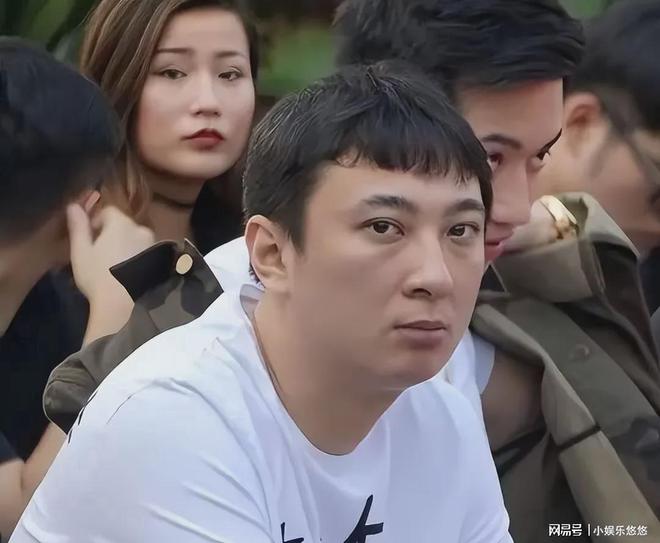 新瓜！王思聪黄一鸣旧照被爆！女方小腹隆起两人牵手买母婴用品(图1)