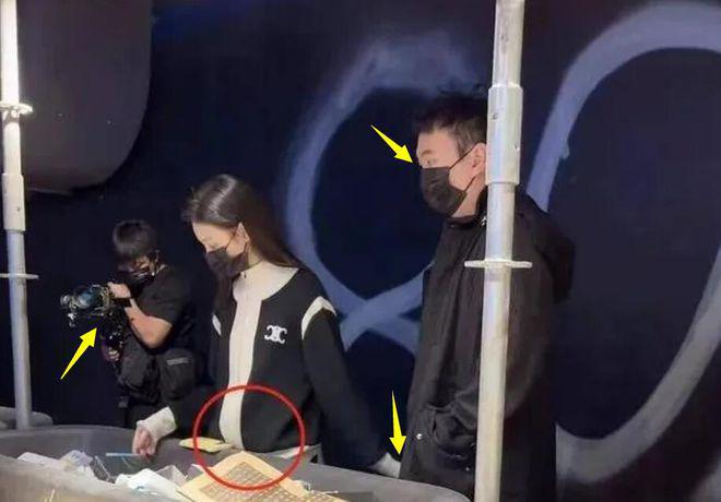 九游娱乐文化：王思聪黄一鸣牵手照曝光黄一鸣挺着大孕肚挑选母婴用品！(图2)