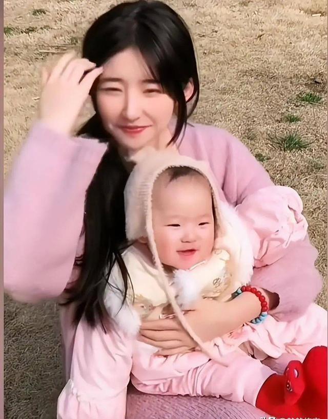 王思聪黄一鸣牵手照曝光!女方挺着孕肚挑选母婴用品思聪很谨慎(图3)