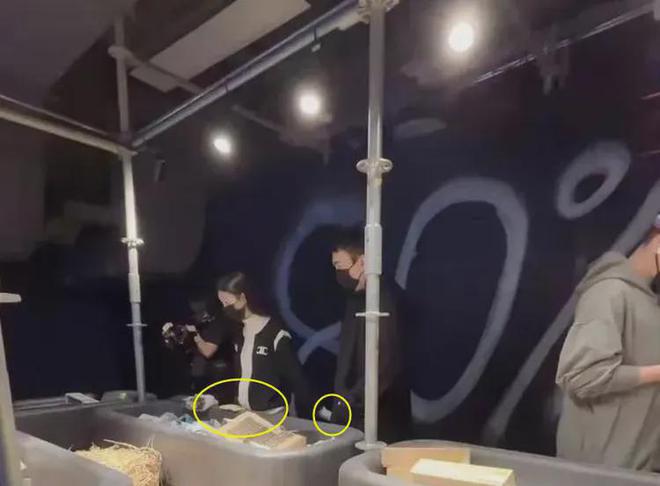 王思聪黄一鸣牵手照曝光!女方挺着孕肚挑选母婴用品思聪很谨慎(图2)