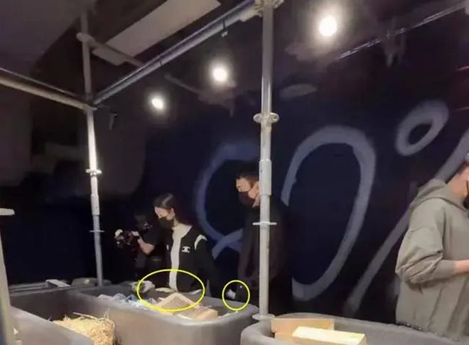 黄一鸣和王思聪牵手照曝光!女方挺孕肚挑选母婴用品思聪很谨慎(图2)