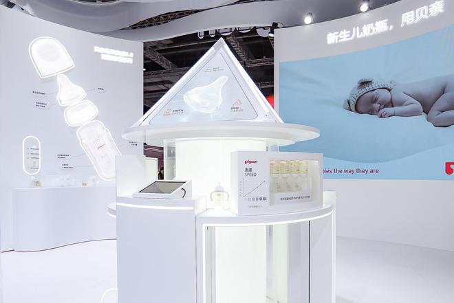 仿生奶嘴如何还原“亲喂”感?进博会上这个互动装置揭秘小奶嘴大科技(图1)