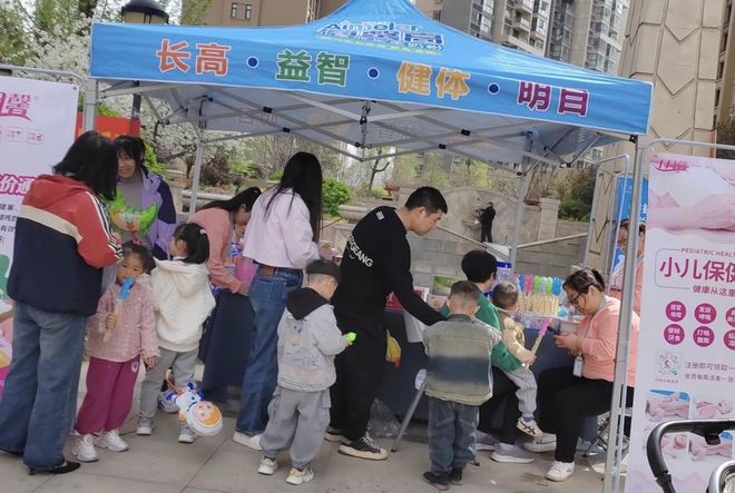 河南基层社区：玉晖园社区开展“关爱下一代我们在行动”为主题的母婴健康知识宣传活动(图1)