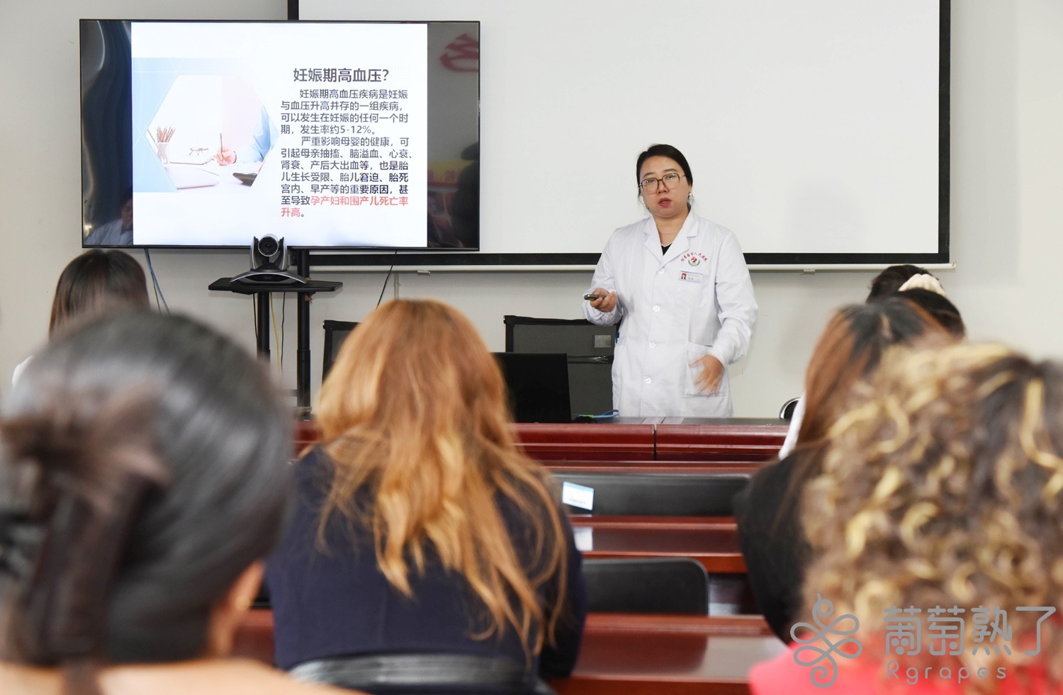 “毛医生”走进郭勒布依乡开展义诊活动(图1)