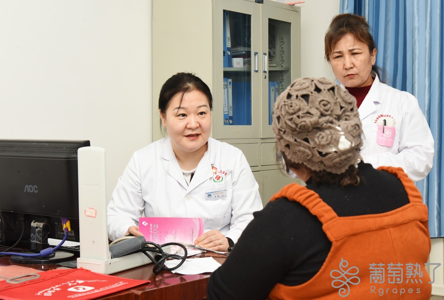 “毛医生”走进郭勒布依乡开展义诊活动(图2)