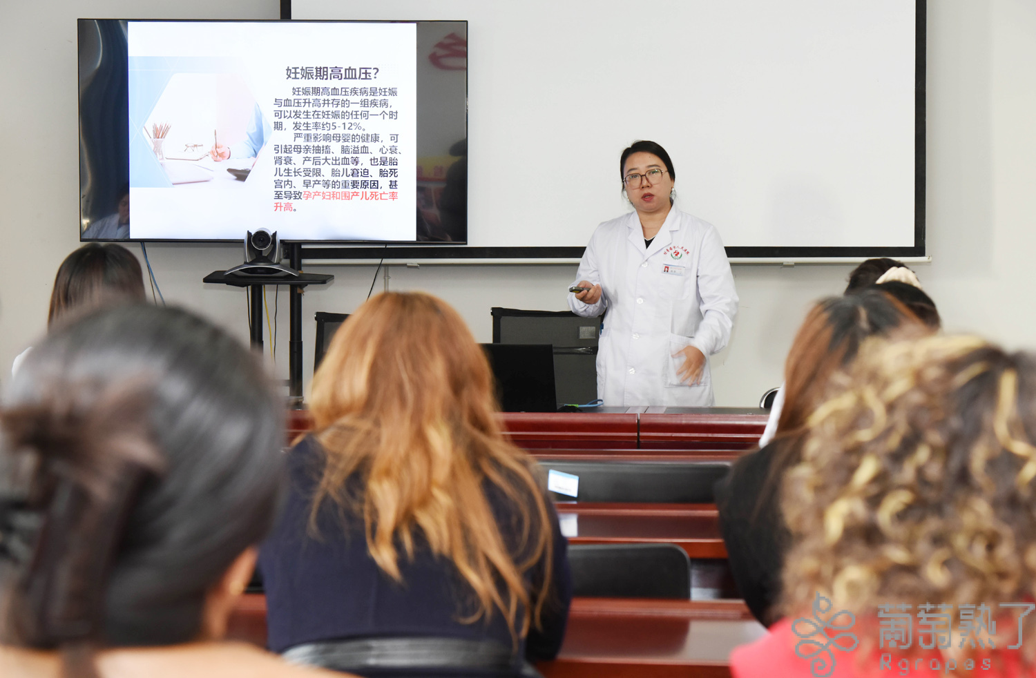 市人民医院“守护母婴安全”义诊走进郭勒布依乡(图1)