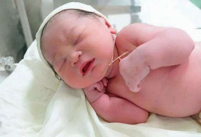 九游娱乐：意外怀孕奇迹：避孕环仍在越南河内女婴安全降临(图1)