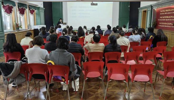九游娱乐：“英皇・幼儿园”这场讲座义诊为孩子和女性健康“开方”(图2)