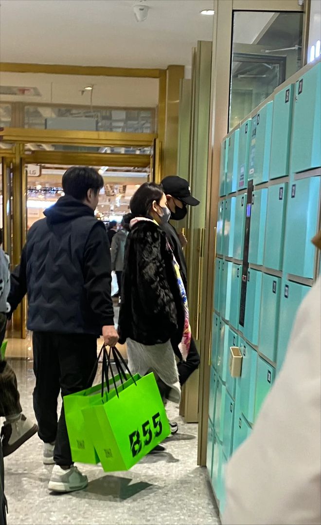 汪峰和女友新疆逛街33岁森林北皮草配开叉裙疑购买母婴产品！(图1)