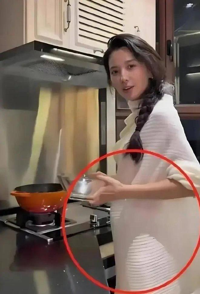 汪峰和女友新疆逛街33岁森林北皮草配开叉裙疑购买母婴产品！(图7)