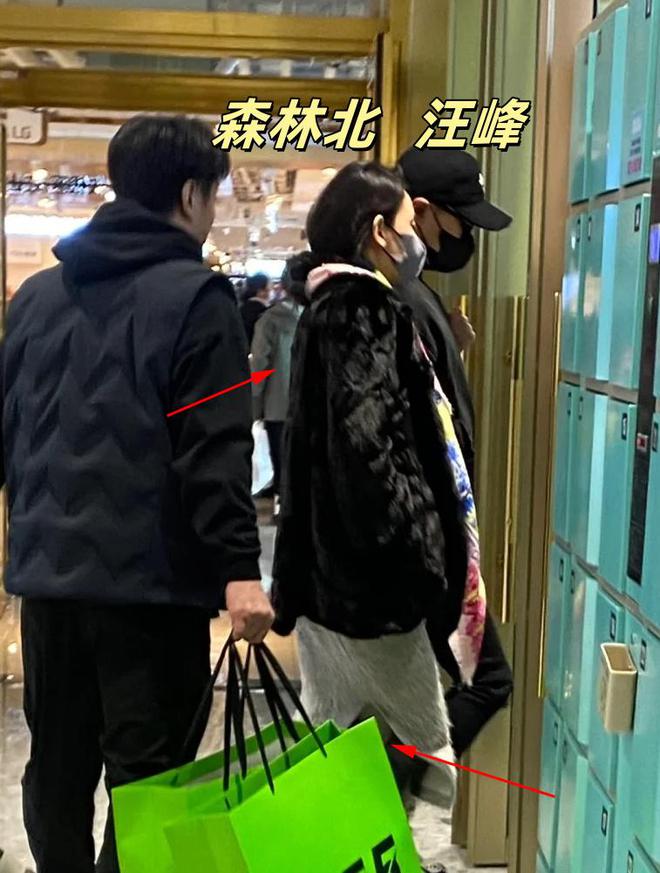 汪峰和女友新疆逛街33岁森林北皮草配开叉裙疑购买母婴产品！(图3)