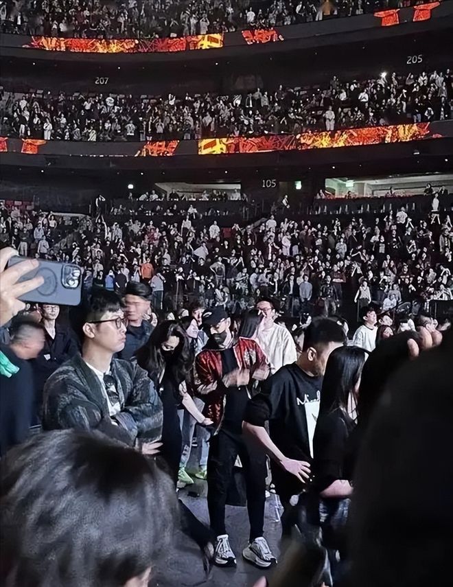 汪峰和女友新疆逛街33岁森林北皮草配开叉裙疑购买母婴产品！(图4)