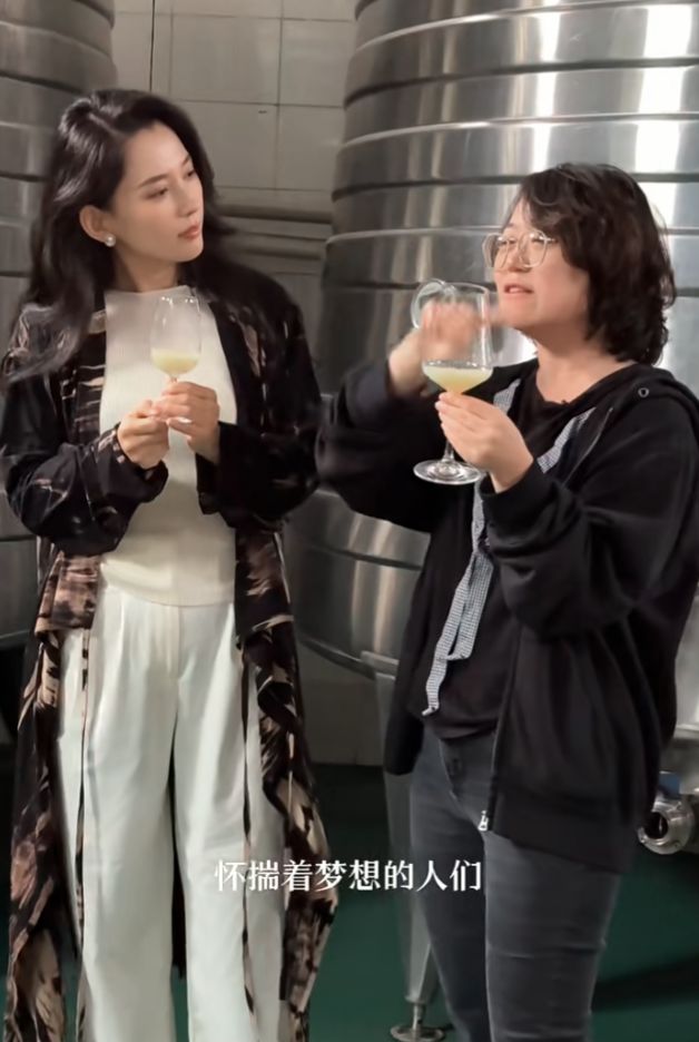 汪峰和女友新疆逛街33岁森林北皮草配开叉裙疑购买母婴产品！(图9)