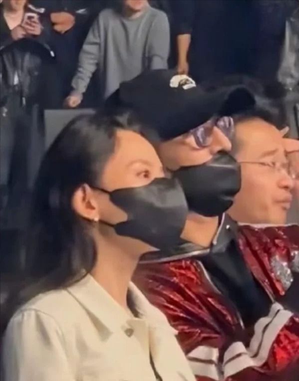 汪峰和女友新疆逛街33岁森林北皮草配开叉裙疑购买母婴产品！(图5)