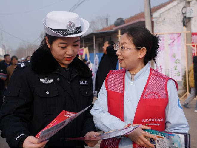 惠民县妇幼保健院携手火把李庙会开展“学雷锋·送健康”义诊活动(图1)