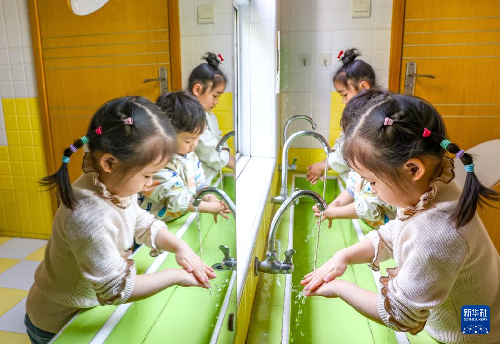 新华全媒+丨世界卫生日：保障母婴健康呵护祖国未来(图1)