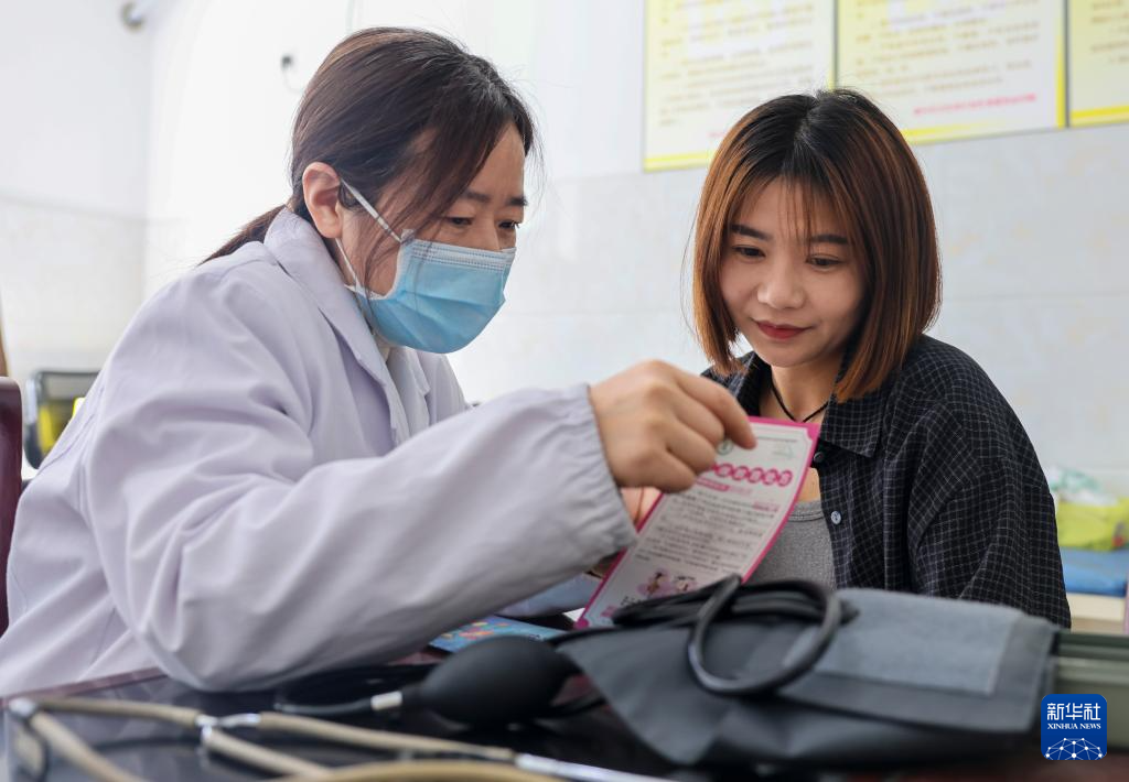 新华全媒+丨世界卫生日：保障母婴健康呵护祖国未来(图3)