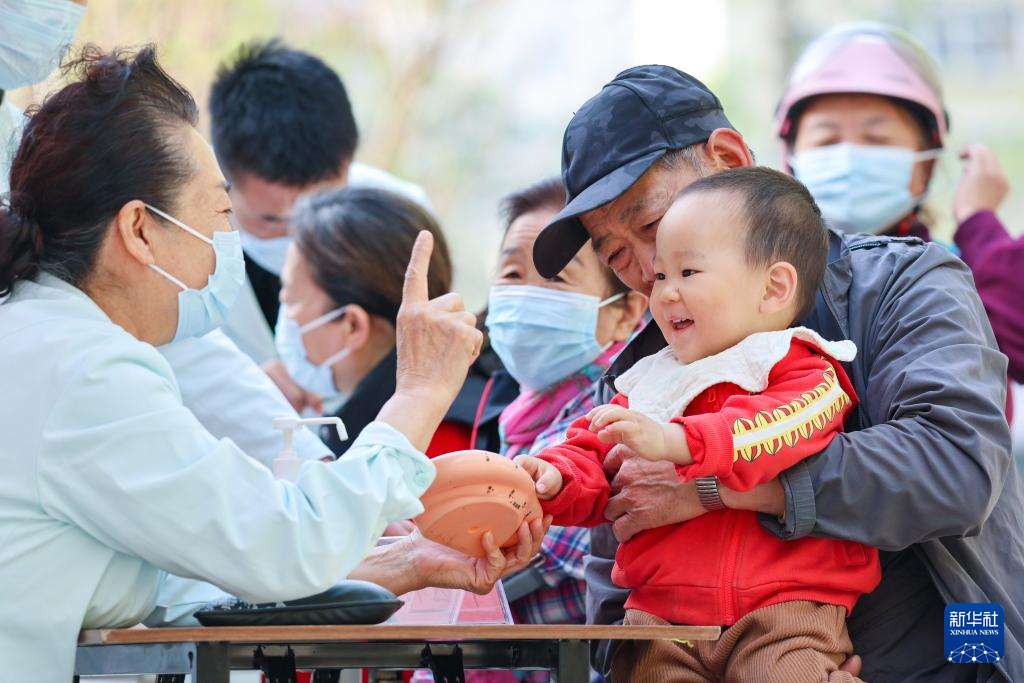 新华全媒+丨世界卫生日：保障母婴健康呵护祖国未来(图13)