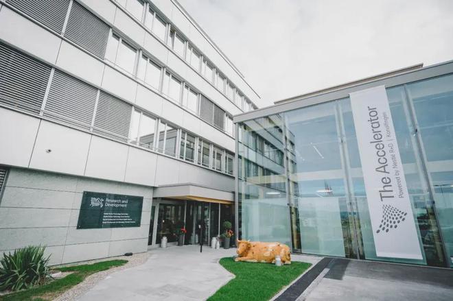 九游娱乐文化：惠氏启赋HMO科学配方延续母源自御力(图4)