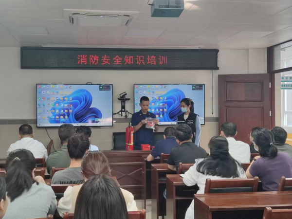 凤山街道筑牢卫健领域安全防线开展“五一节”前消防培训与专项检查(图1)