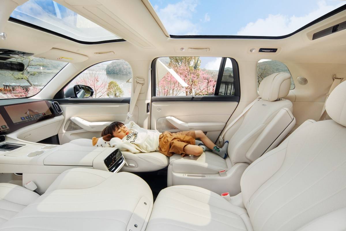 问界M8：母婴级健康座舱30-40万级车型中的健康安全佼佼者(图4)