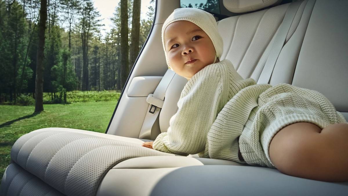 问界M8：母婴级健康座舱30-40万级车型中的健康安全佼佼者(图2)