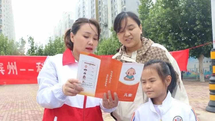 邹平市高新街道社区卫生服务中心开展“防治碘缺乏病日”宣传活动(图3)