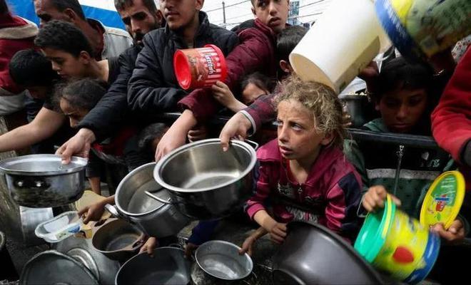 全球震惊：加沙饥饿婴儿照片曝光营养不良、面部紧缩犹如外星人(图6)