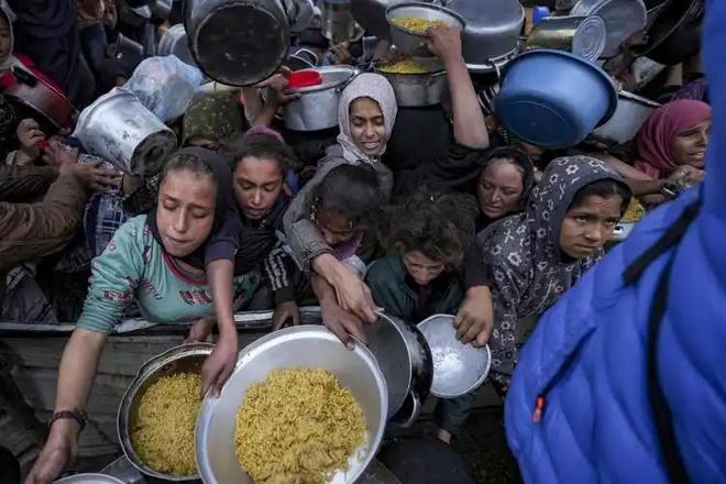 全球震惊：加沙饥饿婴儿照片曝光营养不良、面部紧缩犹如外星人(图16)