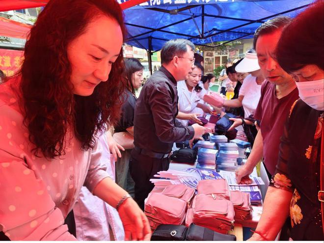 衡阳市蒸湘区健康知识走进社区暖心服务助力民生。(图1)