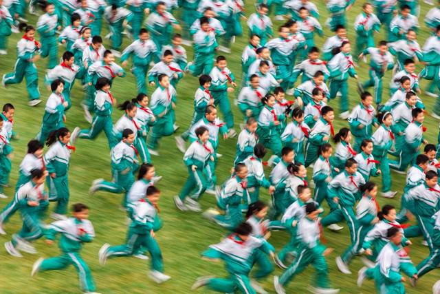 九游娱乐：从大课间看学生体质真的是越来越差了很多孩子跑不动也跳不动！(图1)