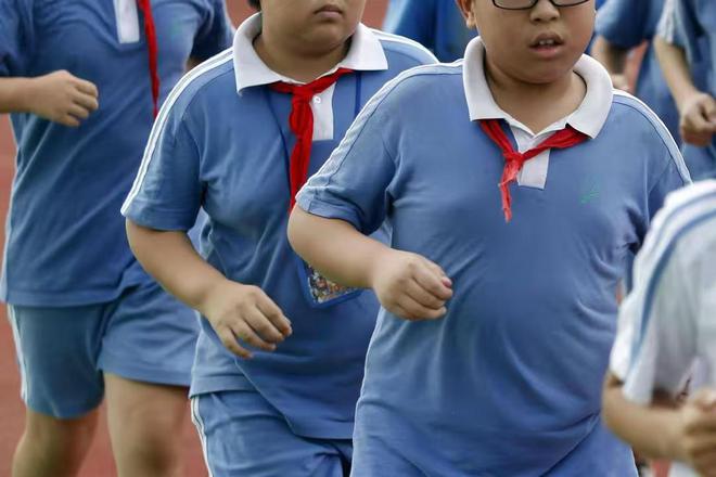 九游娱乐：从大课间看学生体质真的是越来越差了很多孩子跑不动也跳不动！(图3)