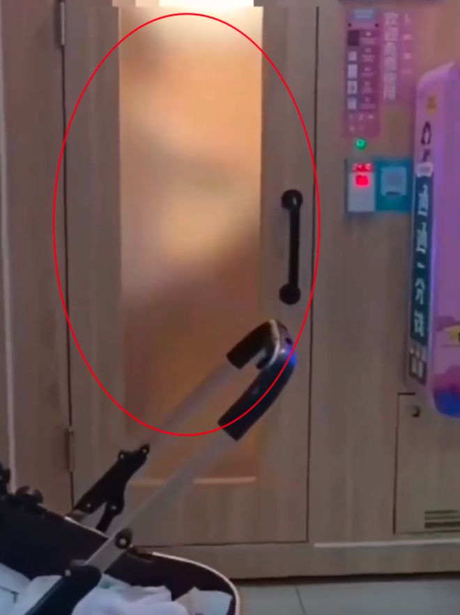 九游娱乐文化：毁三观！成都男女霸占母婴室干柴烈火疑照片曝光身材很好！(图2)