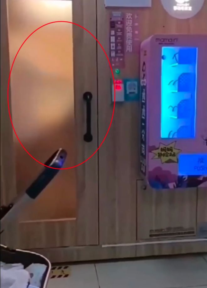 九游娱乐文化：毁三观！成都男女霸占母婴室干柴烈火疑照片曝光身材很好！(图1)