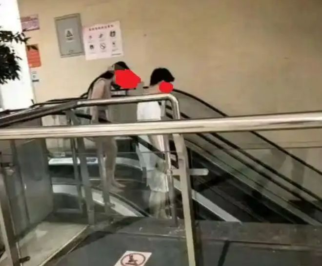 九游娱乐文化：毁三观！成都男女霸占母婴室干柴烈火疑照片曝光身材很好！(图5)