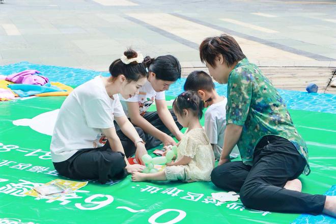 九游娱乐：专家手把手教你做辅食！长沙市2025年“科学育儿进万家”科普活动来到泊富广场(图2)