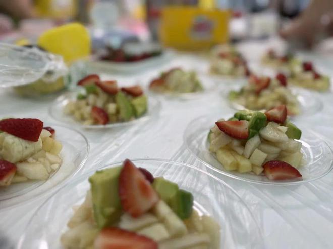 九游娱乐文化：夏季婴幼儿辅食怎么做？营养师现场传授“清凉喂养”攻略(图2)