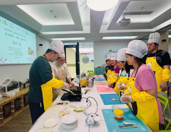 九游娱乐文化：夏季婴幼儿辅食怎么做？营养师现场传授“清凉喂养”攻略(图1)