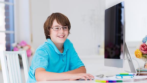 九游娱乐文化：孩子早恋老师找家长怎么办(图2)