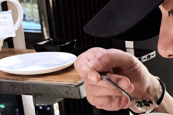 6月电子厂的公厕全景揭秘高效生产背后的隐秘角落与人惊险场面网友：停不下来沉迷其中(图1)