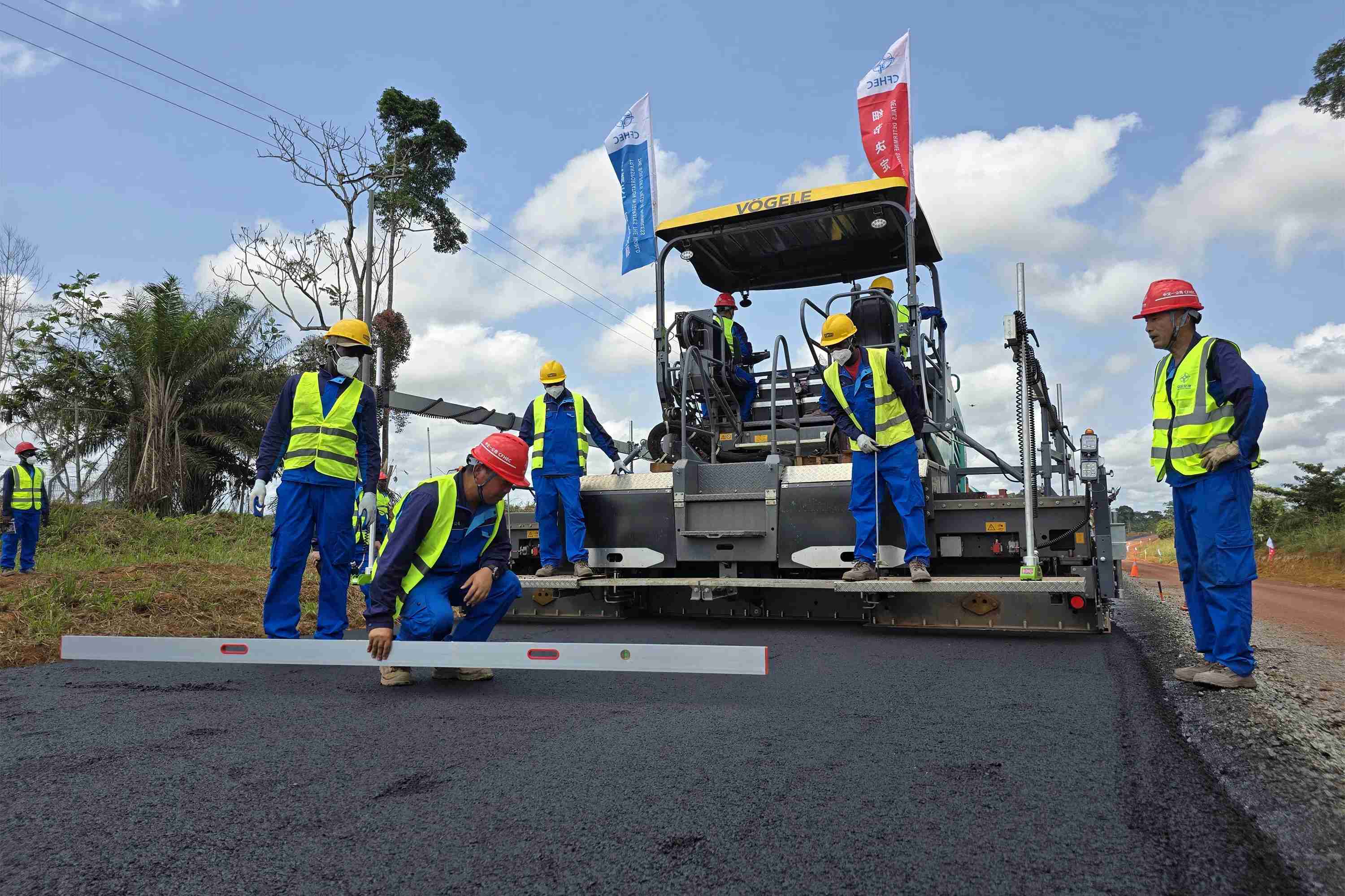 泥路变坦途、村庄焕生机：中企在加蓬铺就一条“民生路”(图4)