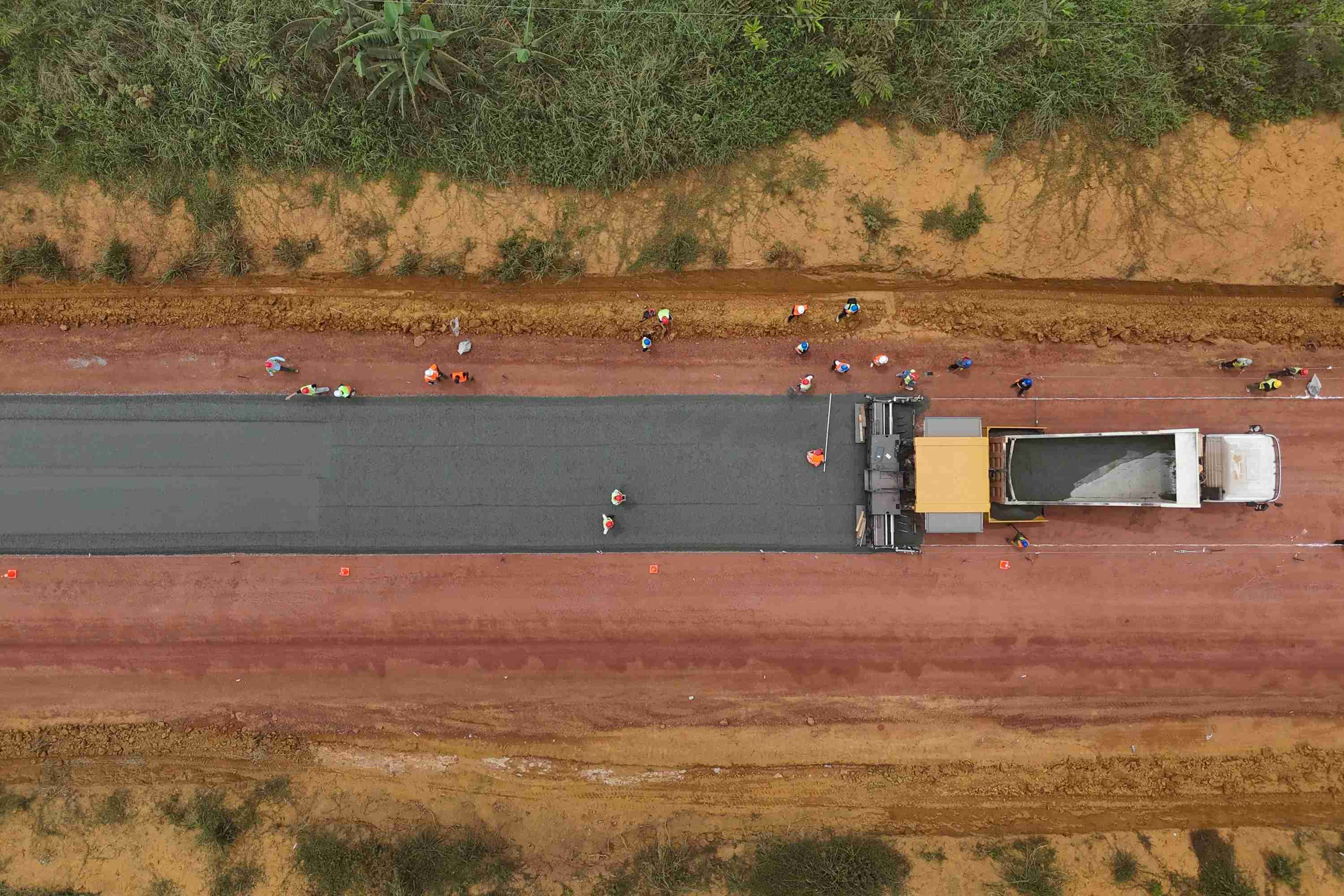 泥路变坦途、村庄焕生机：中企在加蓬铺就一条“民生路”(图2)