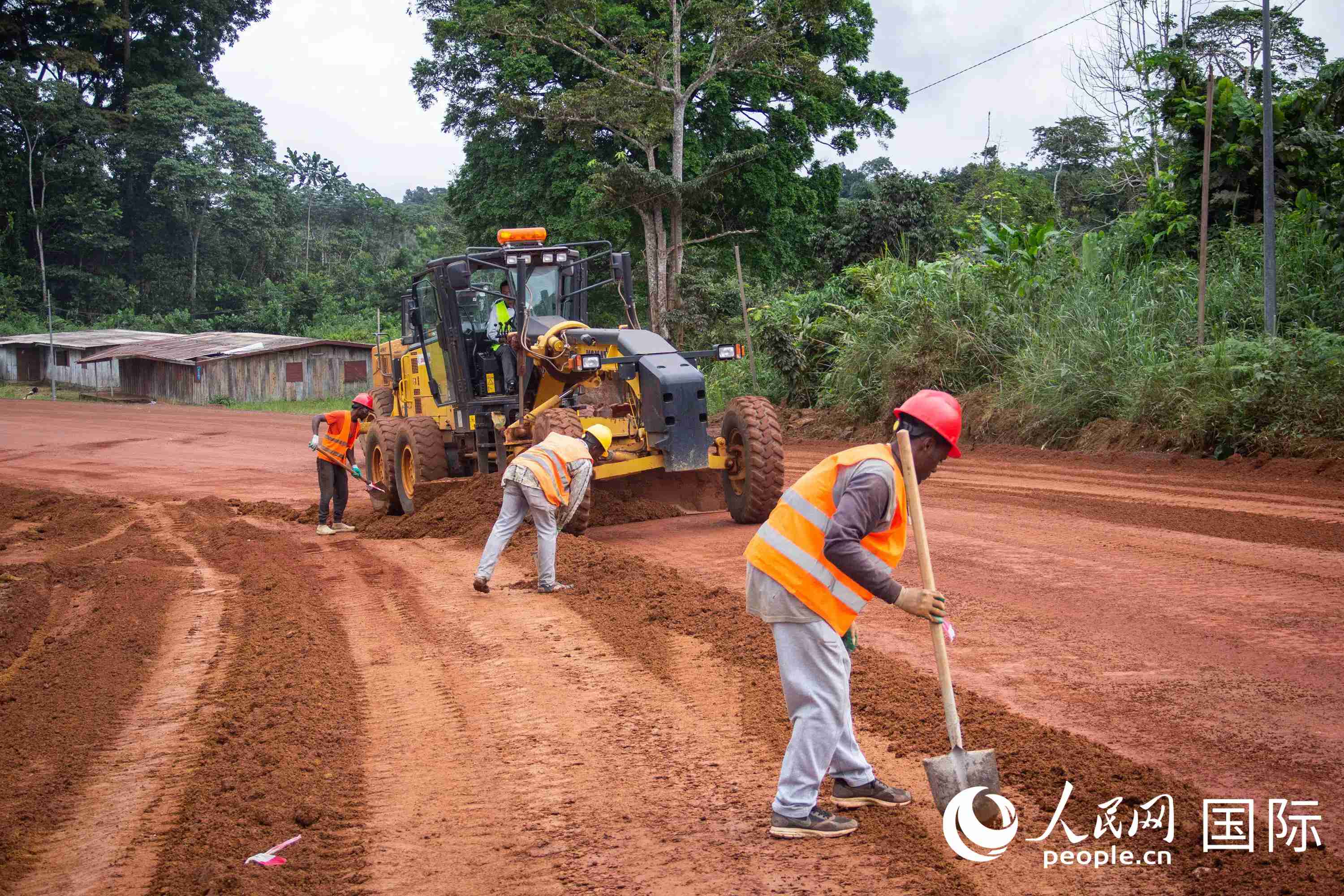 泥路变坦途、村庄焕生机：中企在加蓬铺就一条“民生路”(图3)
