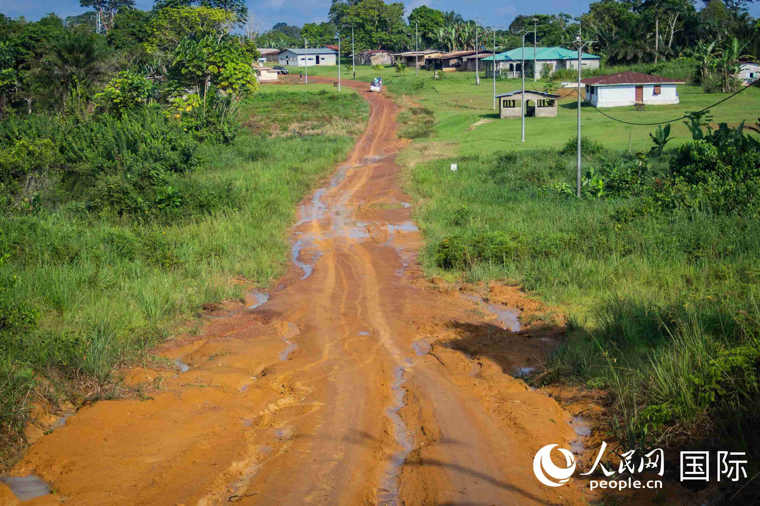 泥路变坦途、村庄焕生机：中企在加蓬铺就一条“民生路”(图1)