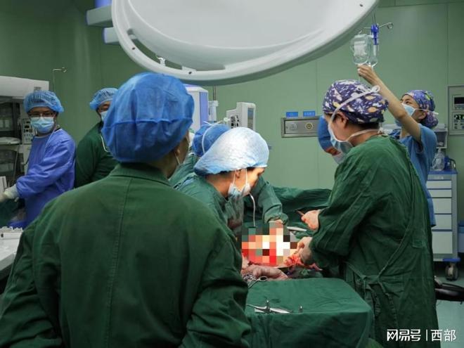 汉中市镇巴县妇幼保健院成功救治一例急危重症孕产妇(图1)