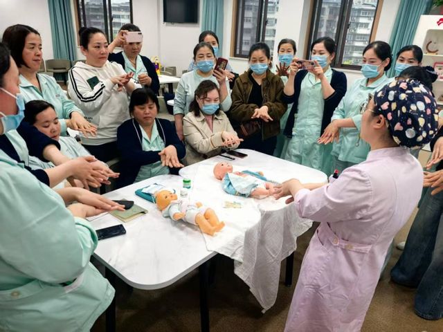 九游娱乐：第一期母婴照护师培训正式启动守护新生命共筑健康未来！(图2)